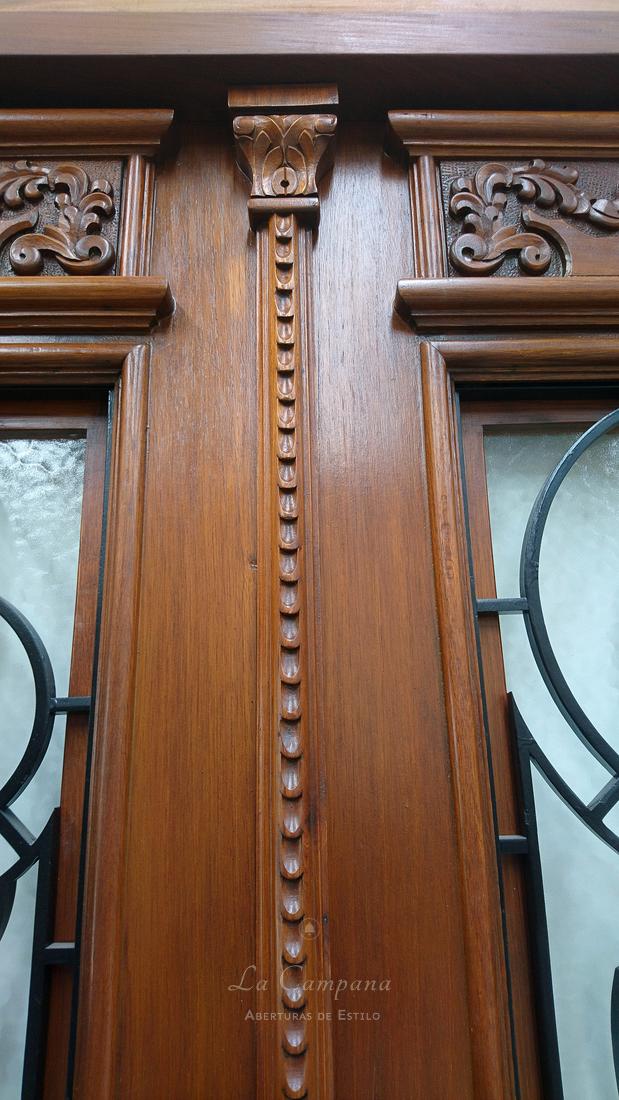 Puerta doble tallada con reja